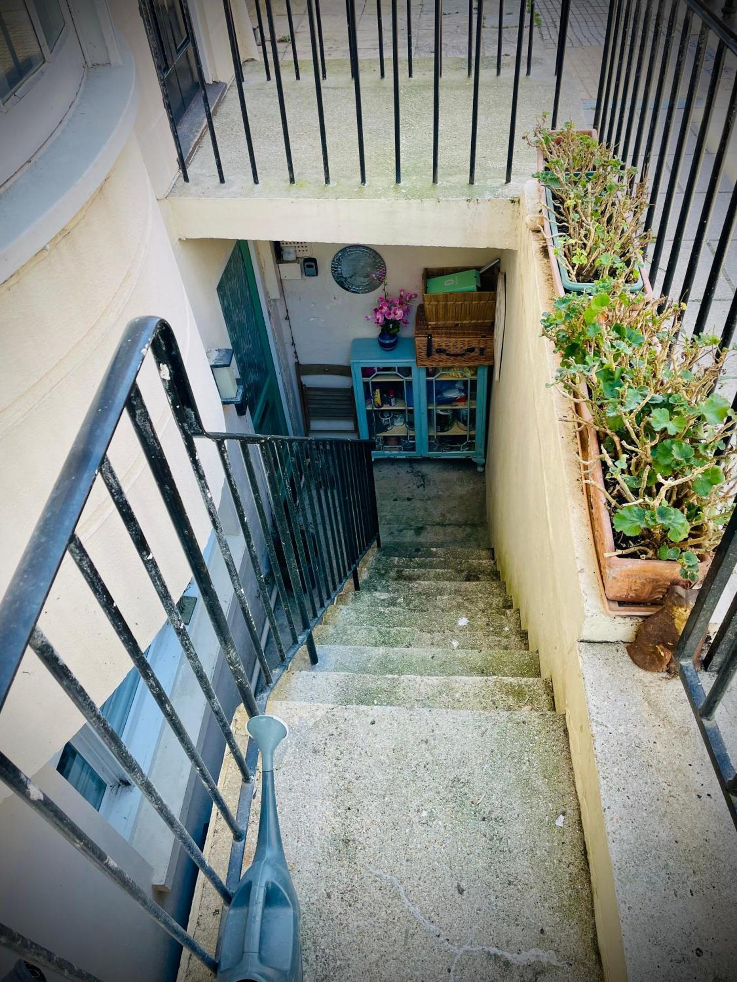 Apartment Garden Flat, 2 Mins Walk From