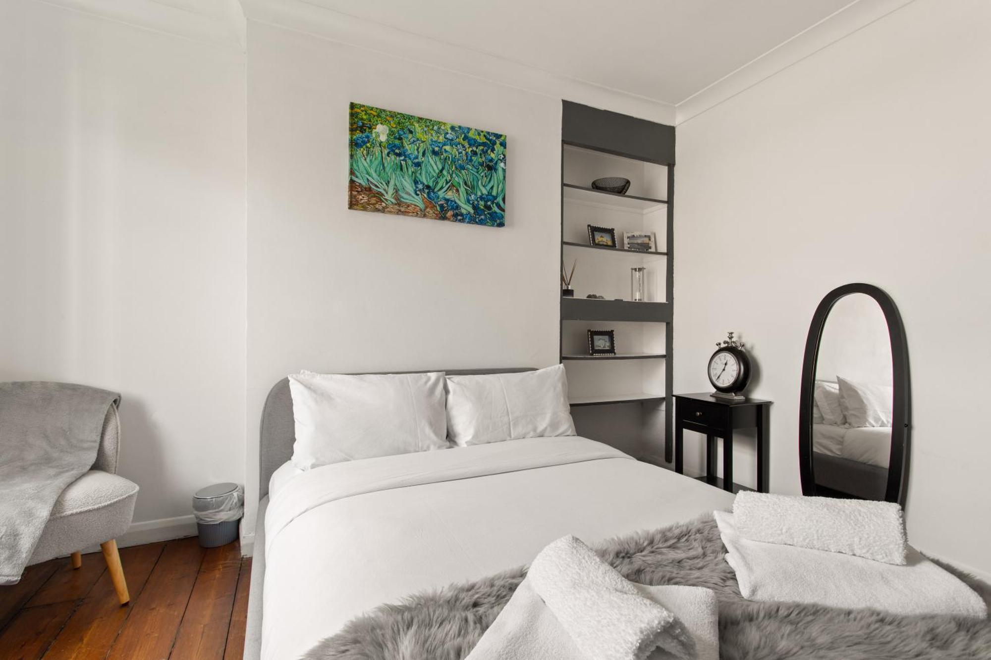 Two Bedroom By Brookland Serviced Short Lets & With Free Wifi Apartment *