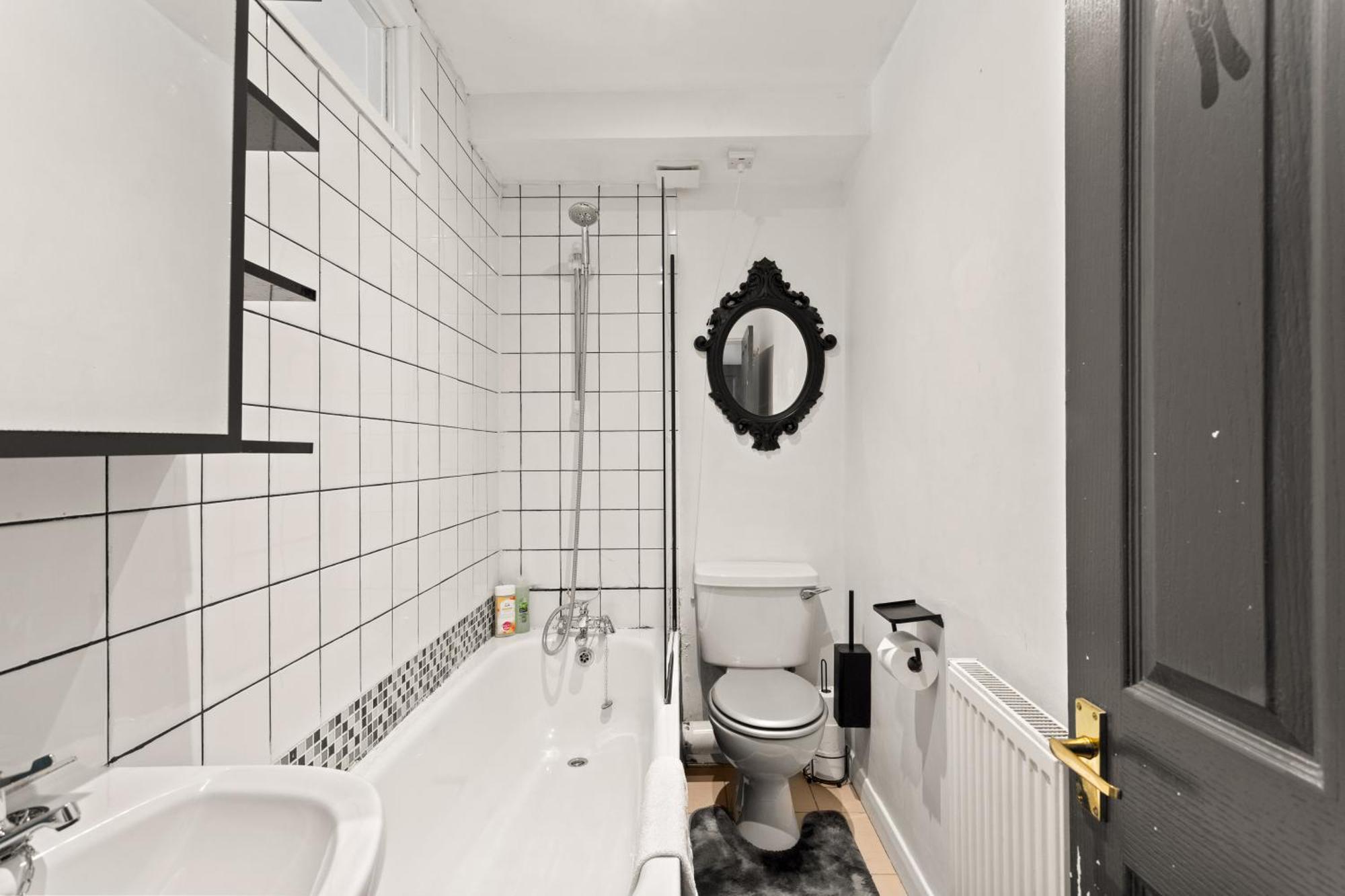 Two Bedroom By Brookland Serviced Short Lets & With Free Wifi Apartment *