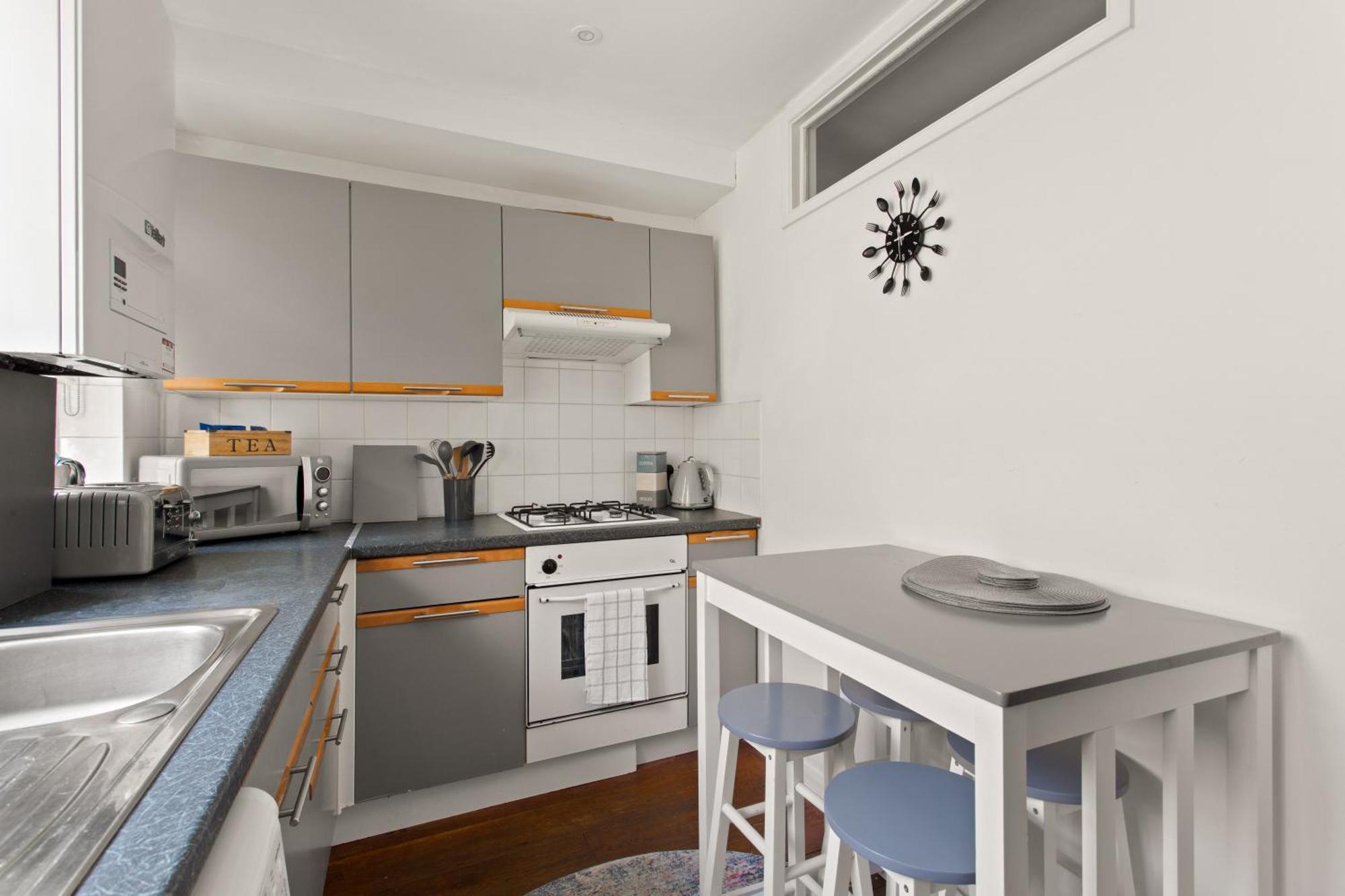 Two Bedroom By Brookland Serviced Short Lets & With Free Wifi * Brighton