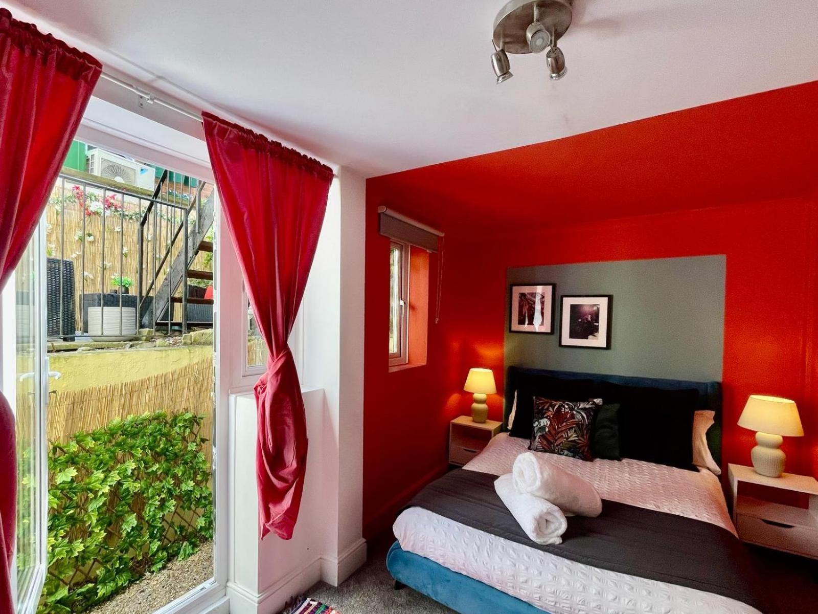 Garden Town Flat Accommodating 8 Guests