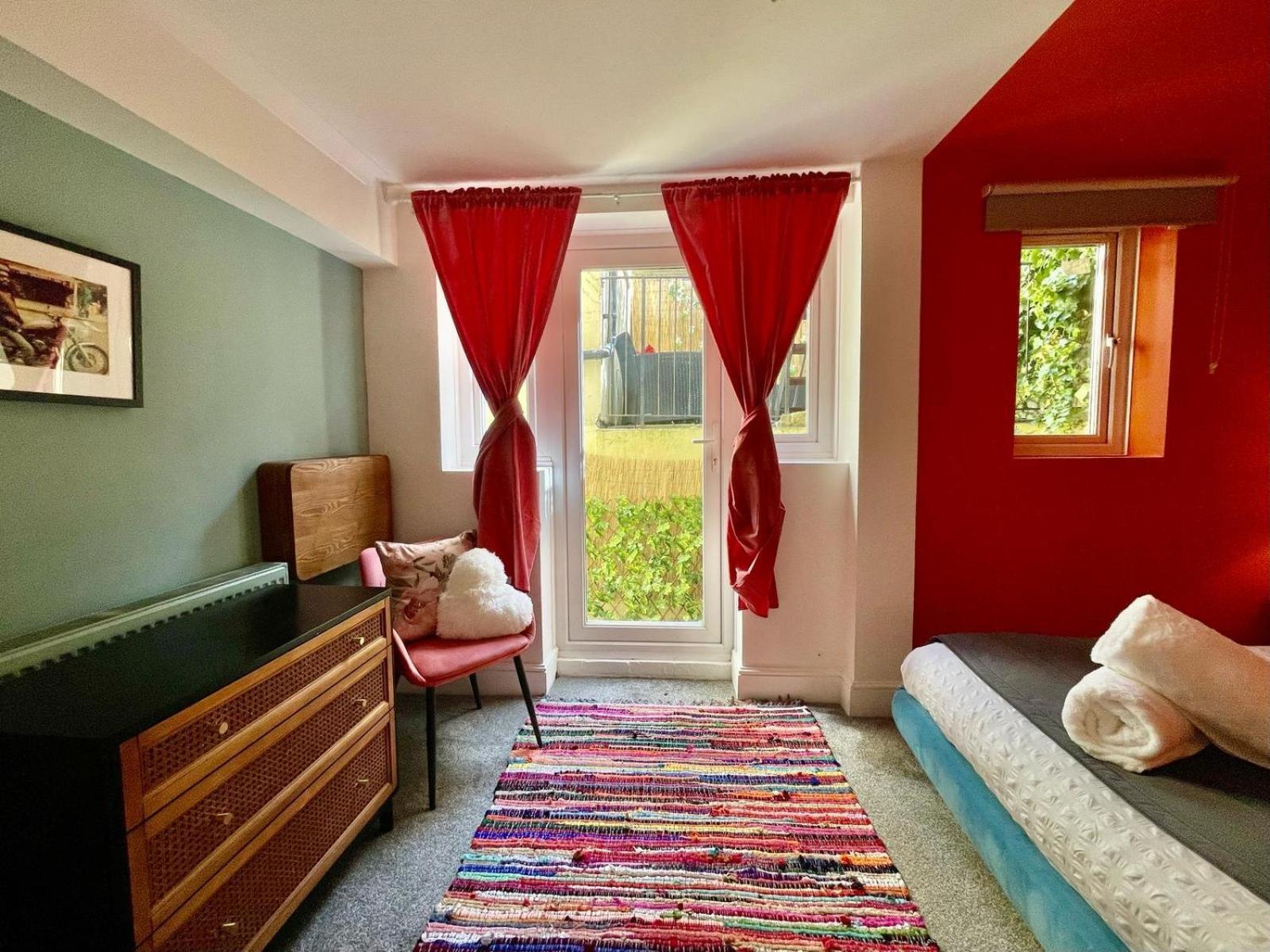 Apartment Garden Town Flat Accommodating 8 Guests *