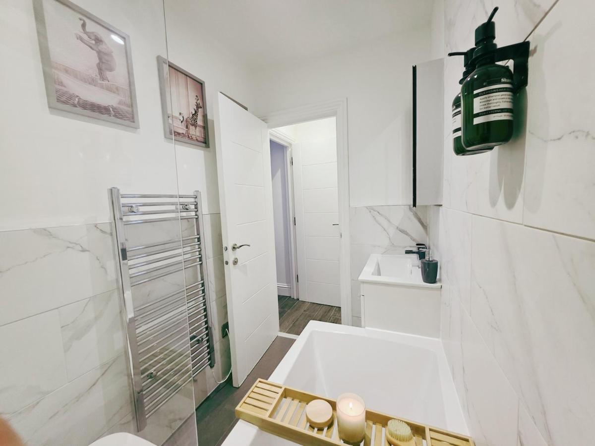 Cosy 1 Bed Home, Centre, Free Parking, Long & Short Apartment *