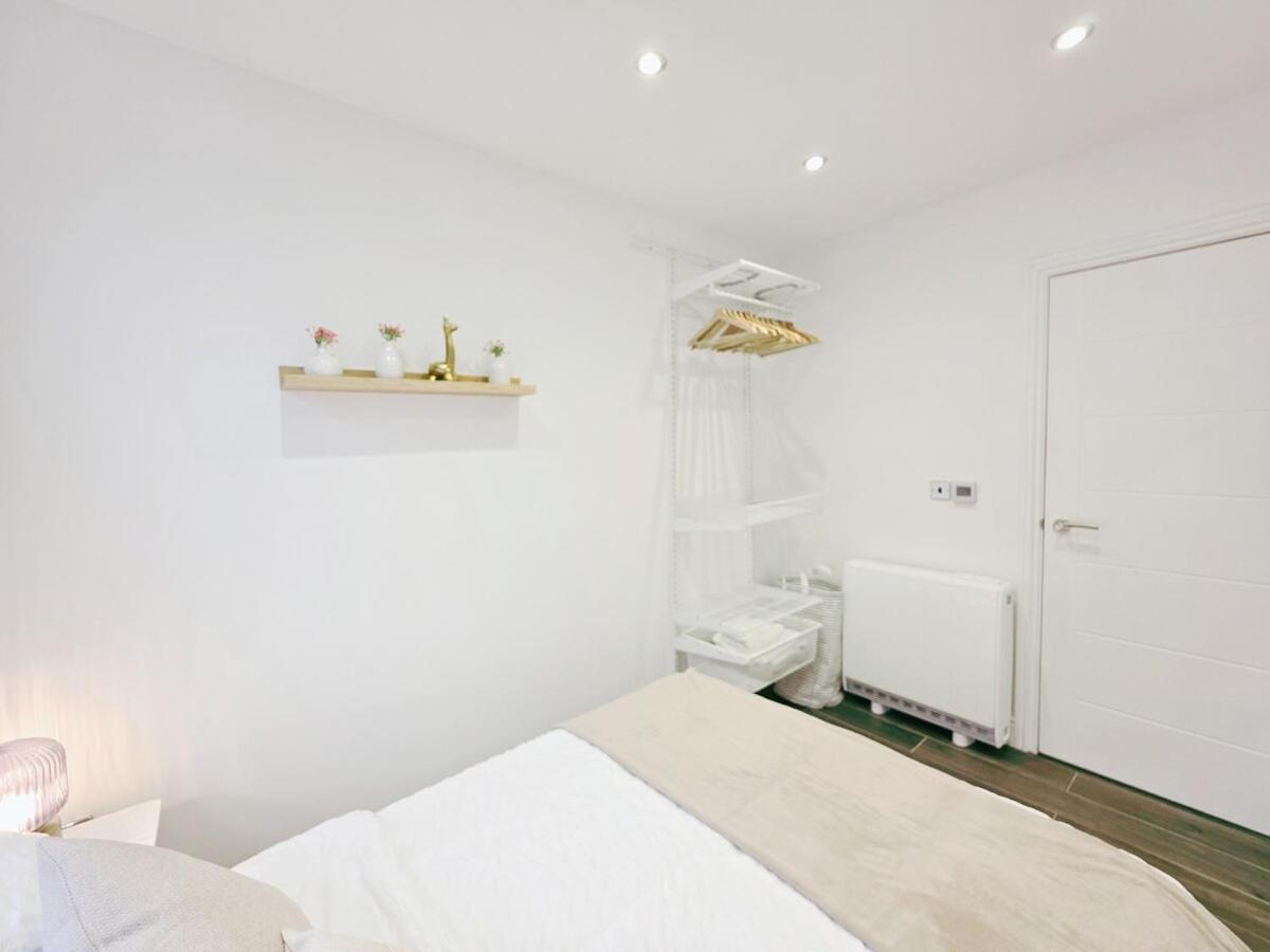 Cosy 1 Bed Home, Centre, Free Parking, Long & Short Apartment *
