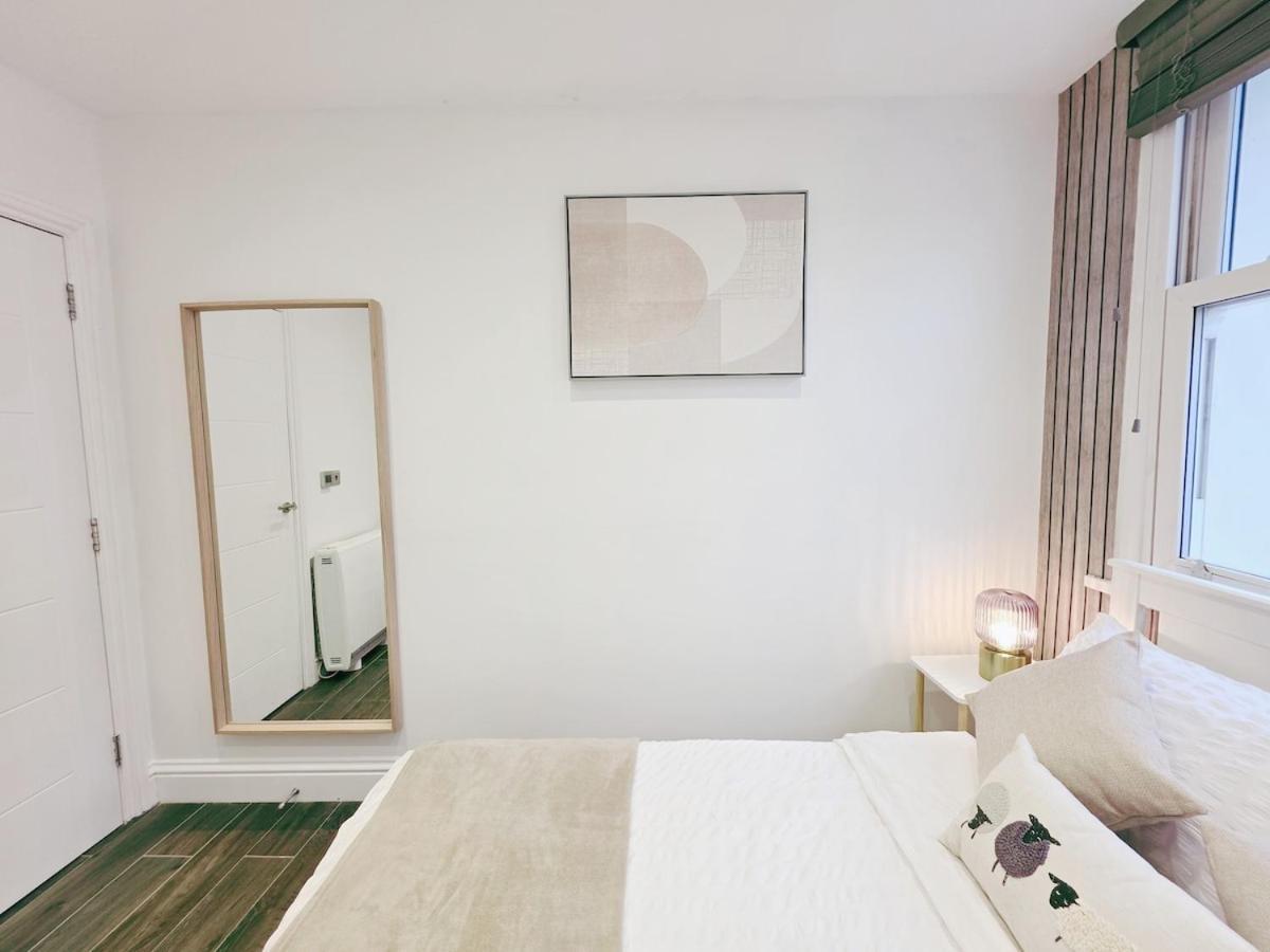 Cosy 1 Bed Home, Centre, Free Parking, Long & Short Apartment *