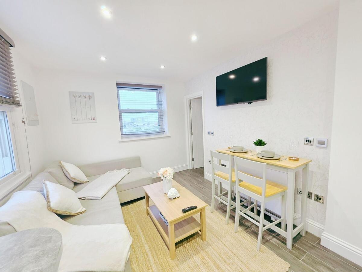 Cosy 1 Bed Home, Centre, Free Parking, Long & Short Apartment *