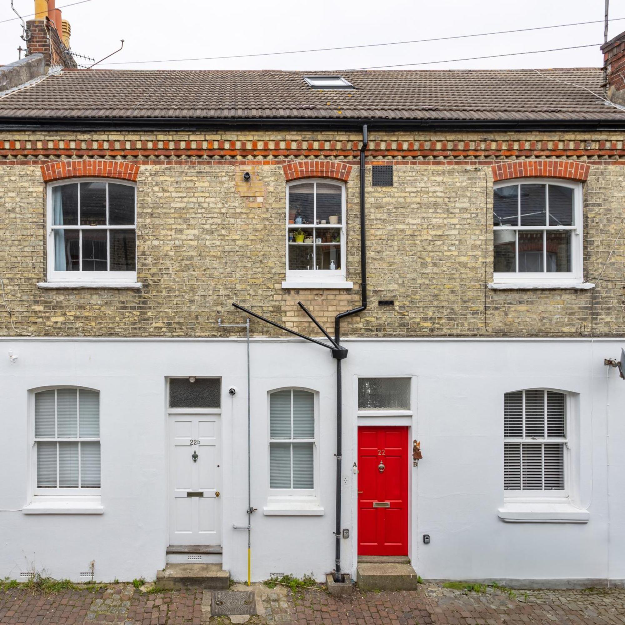 Cambridge Grove- Cosy Two Bed Mews - With Parking *