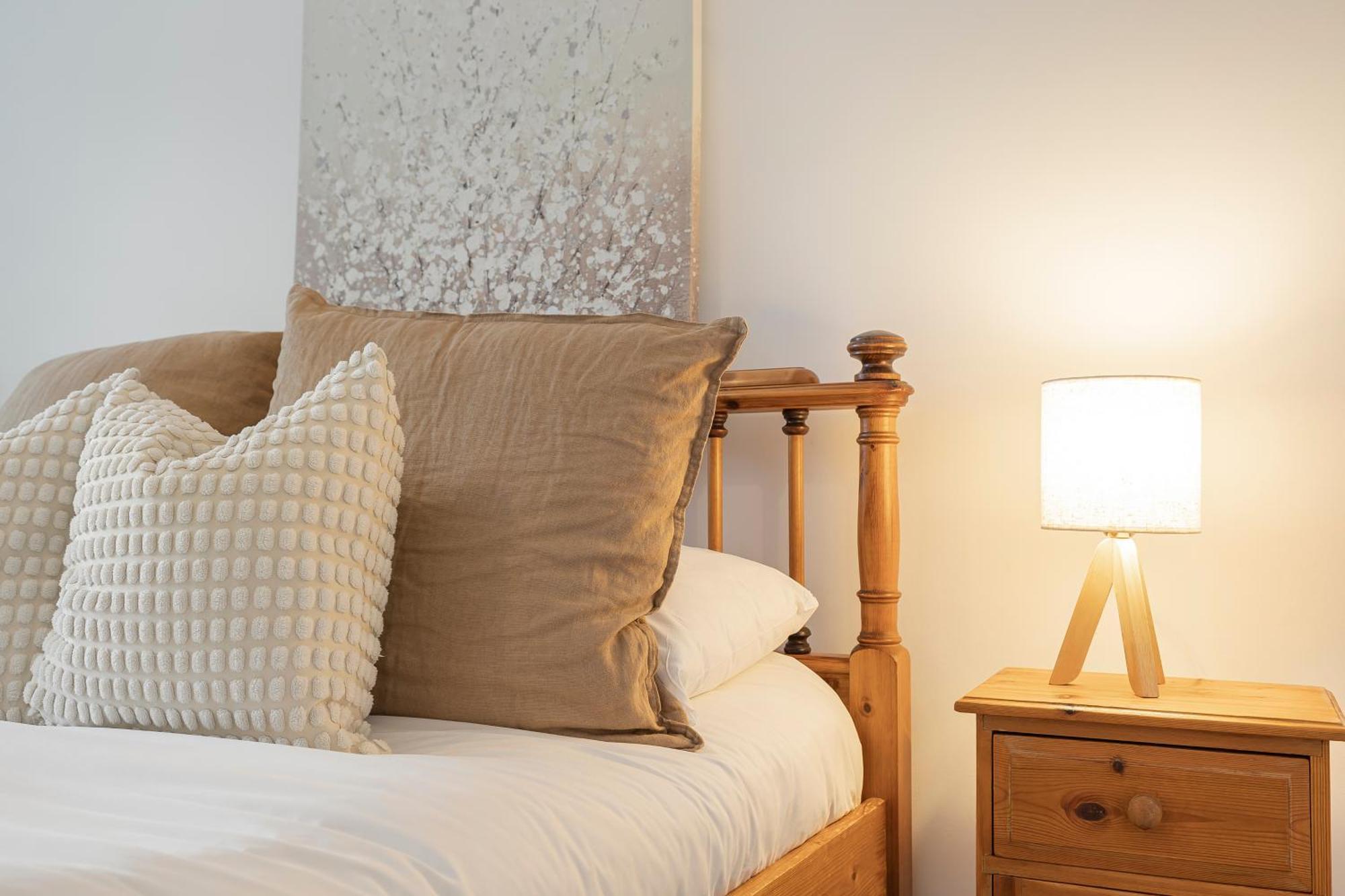 Quiet Mews House With Parking And Garden Close To Centre And *