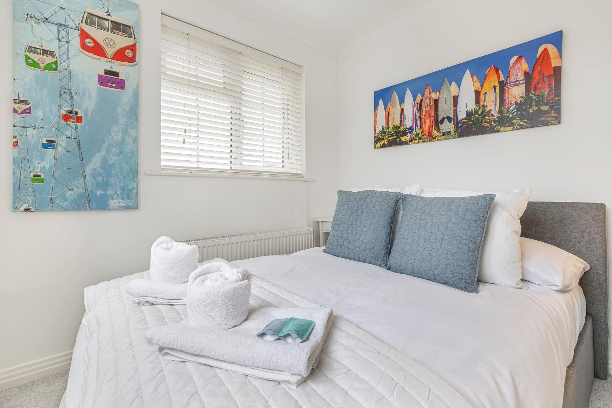 Quiet Mews House With Parking And Garden Close To Centre And *