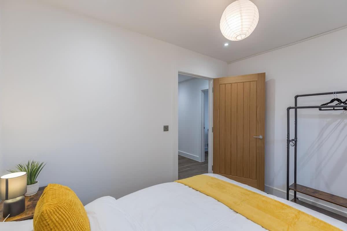 2 Bed 2 Bath Near College, Beach, Hospital - Long Offers Apartment Brighton