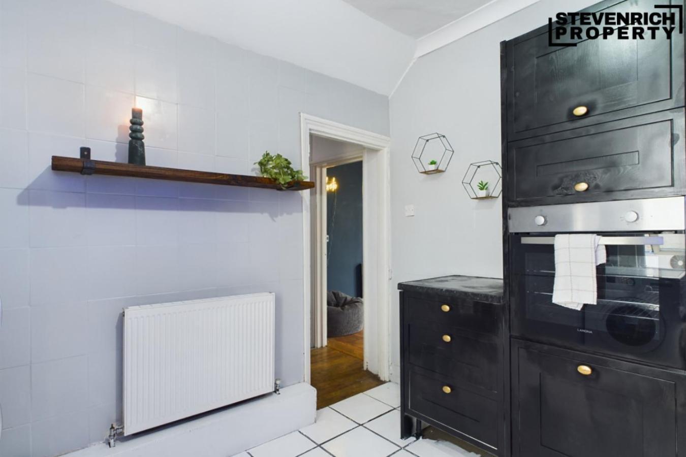 Long Centre Pool Table 2bed 4guests Apartment *