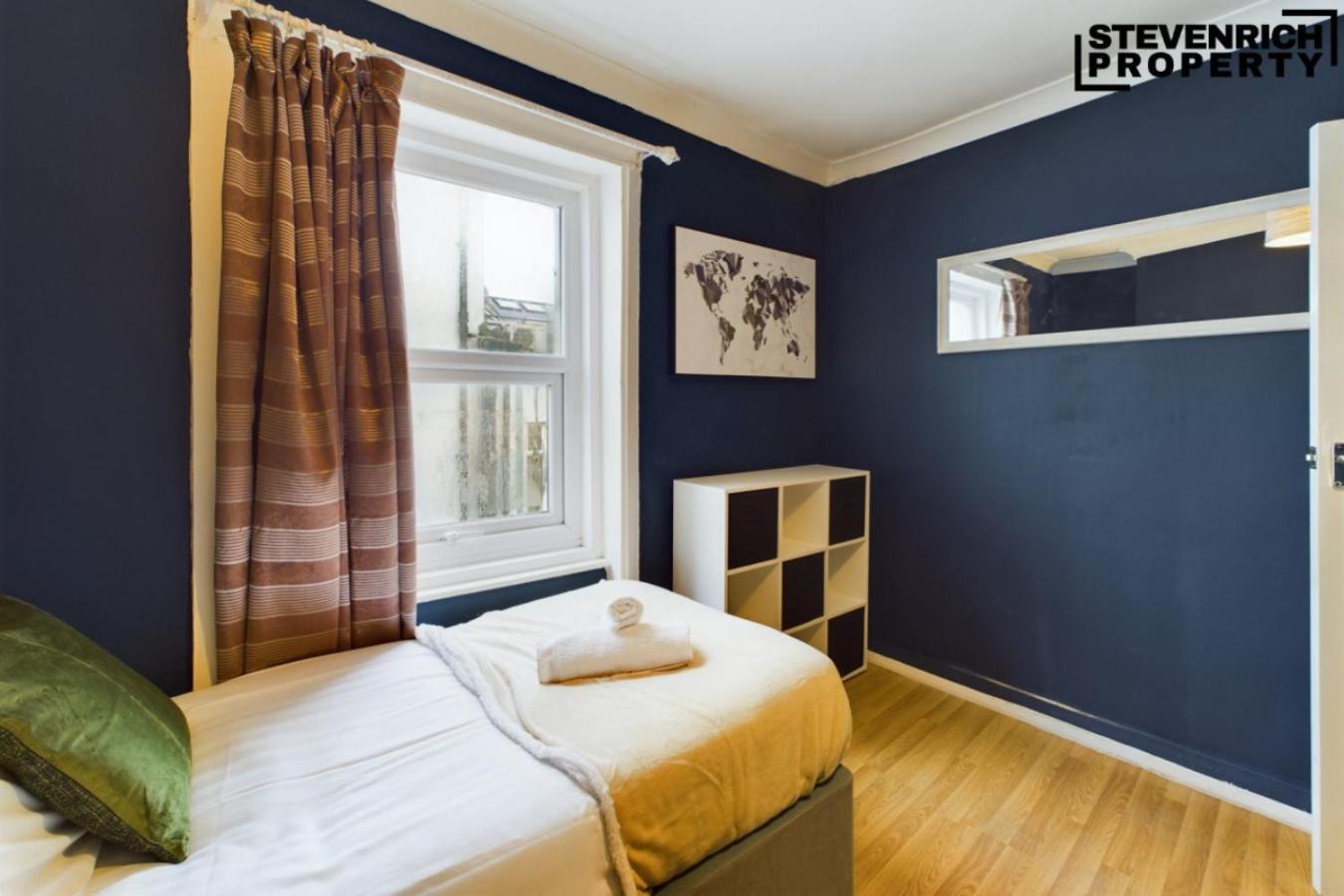 Long Centre Pool Table 2bed 4guests * Brighton