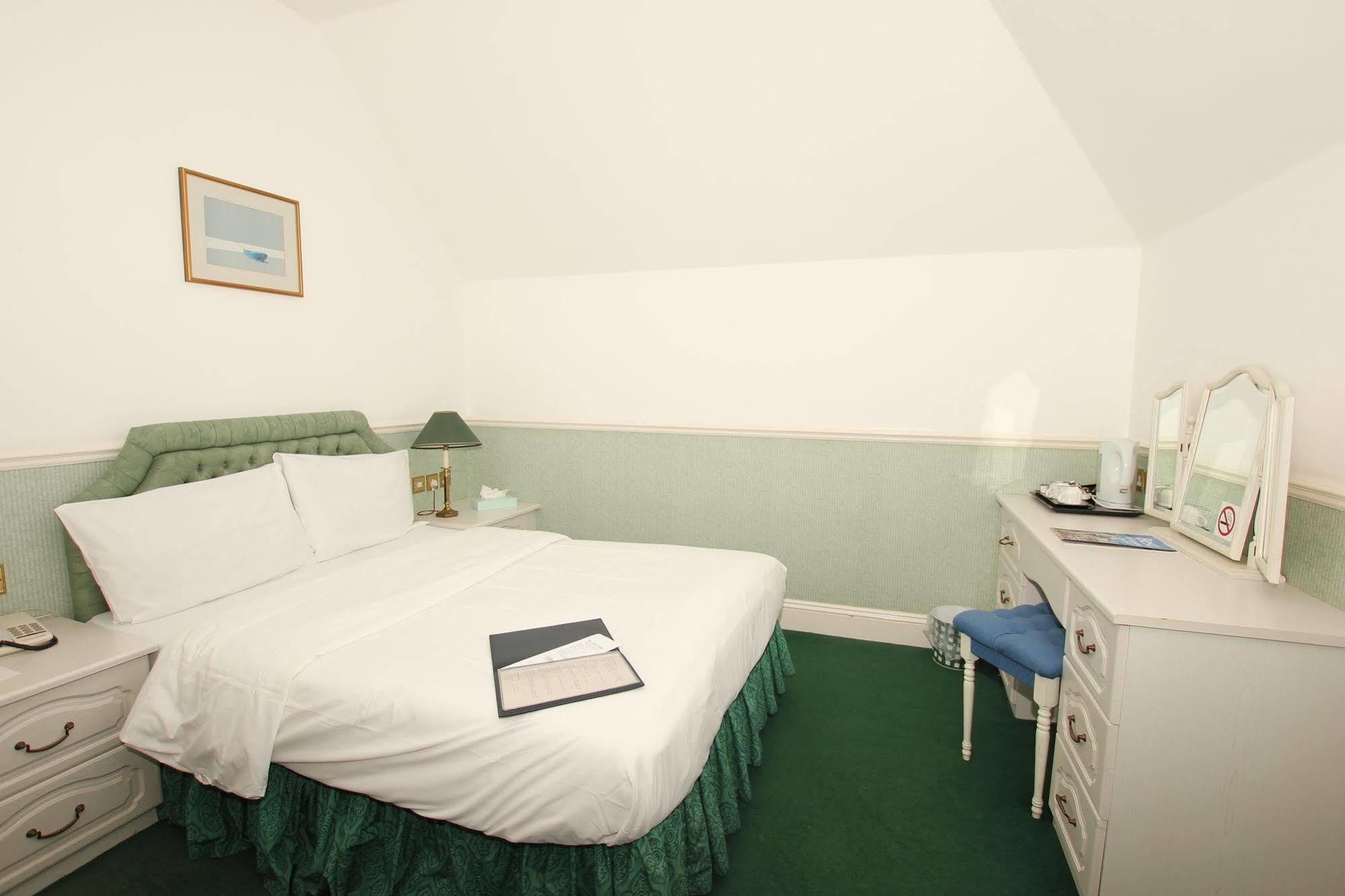 The Courtlands 3*
