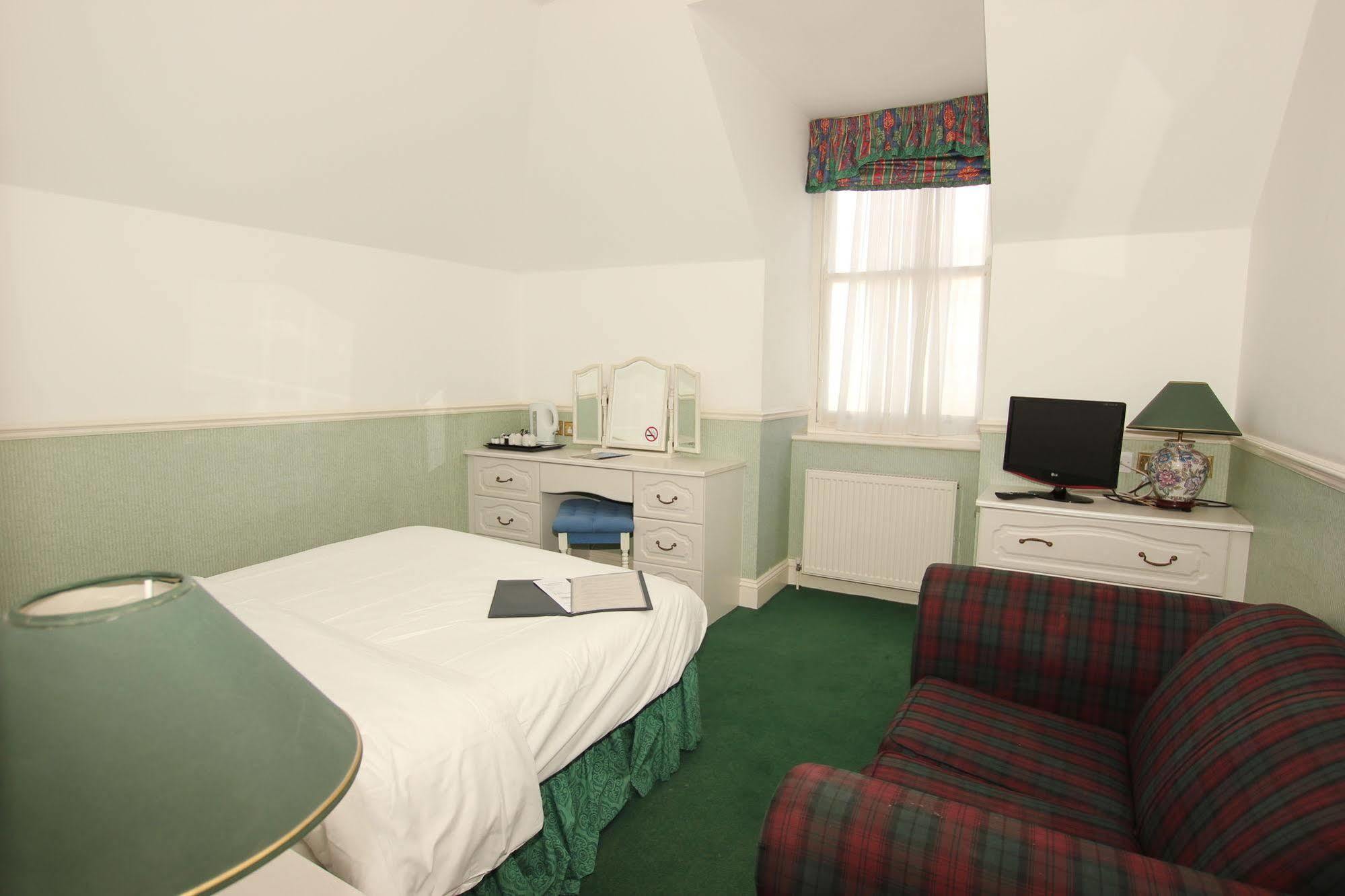 The Courtlands 3*