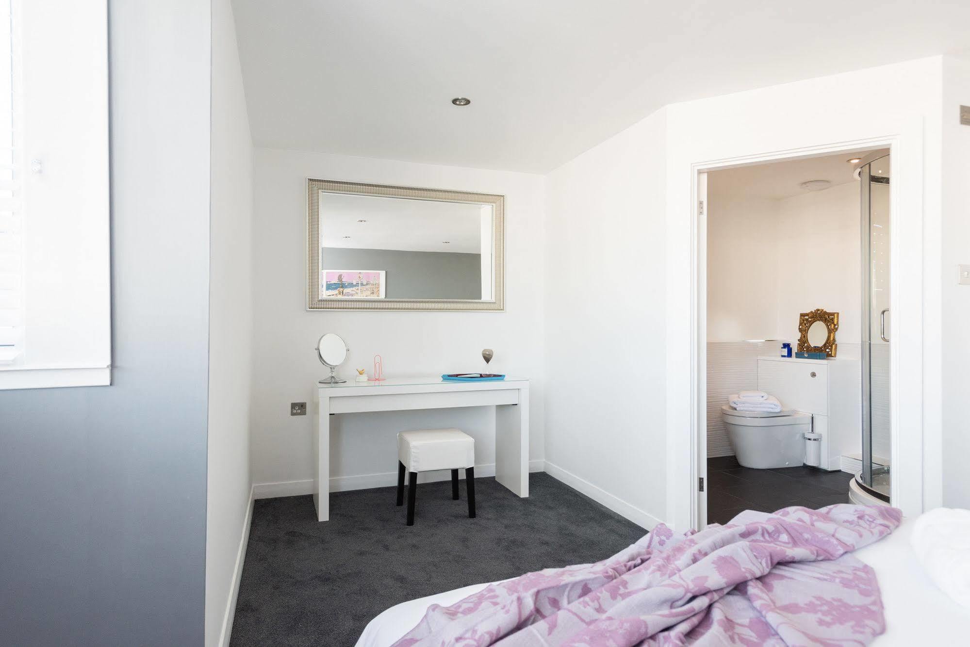 Brighton Holiday Village Parking Available Apartment