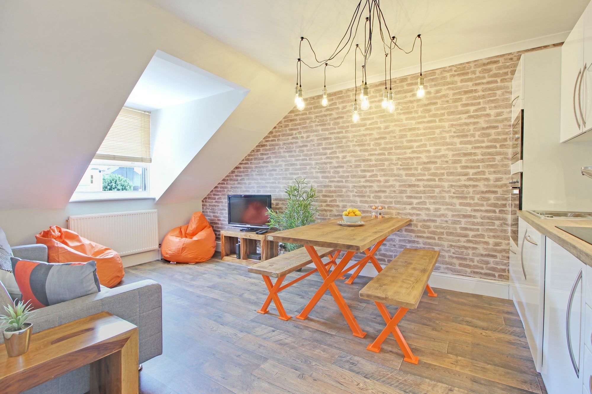 Urban Chic - Loft Style 2 To 6 Guest Apartment *
