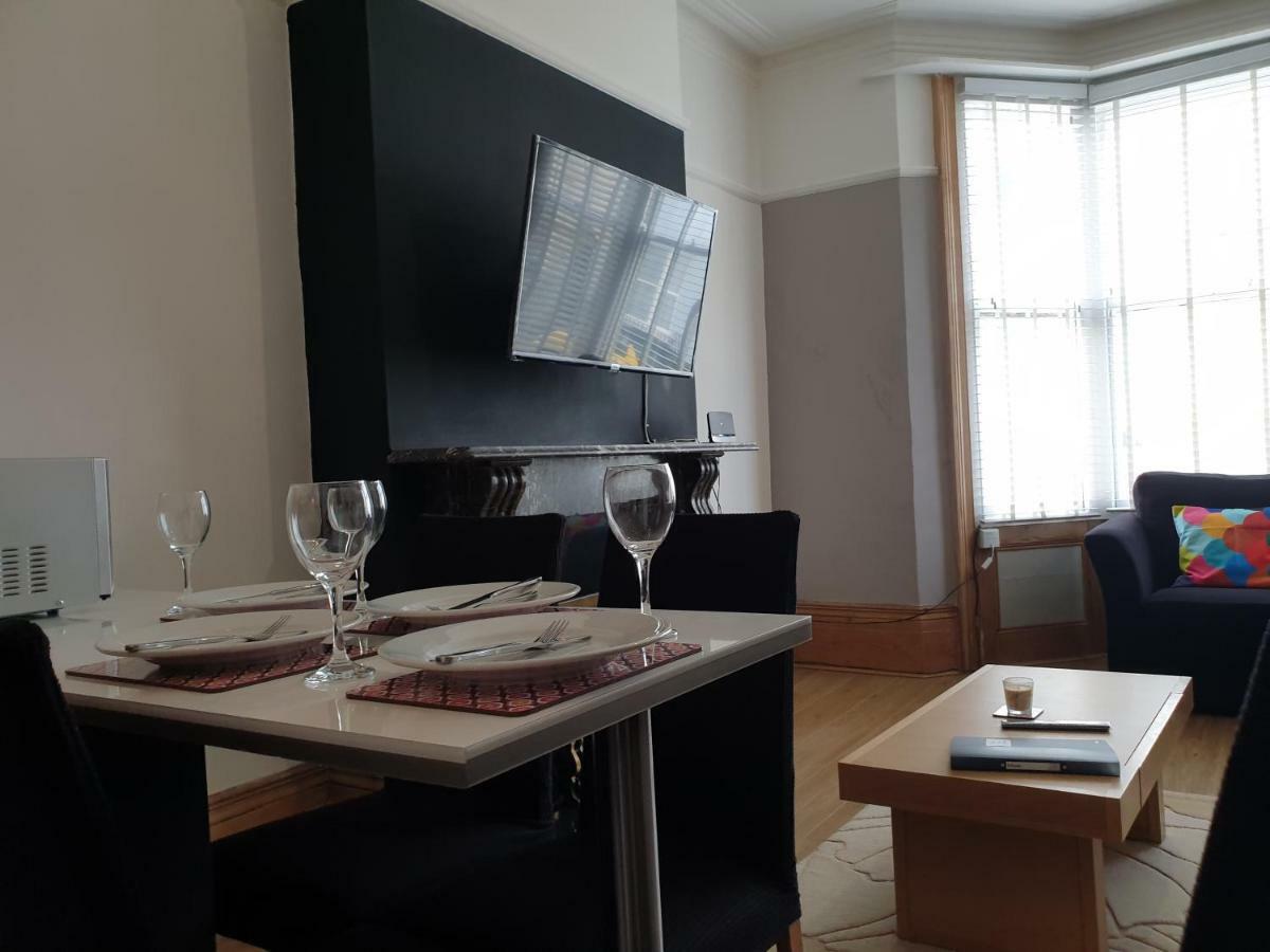 Vintage Victorian Town-house 250m From Beach Apartment