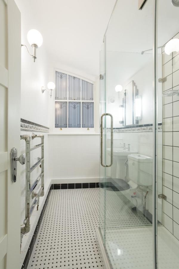 Sea-facing Art Deco Apartment