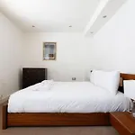 Beautiful 2 Bedroom Mews House With Parking By The Beach