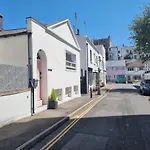 Quirky Seaside Family Cottage Walk To The Waves!