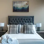 Spacious 2 Bedroom Apartment - Sleeps 6