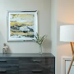 Spacious 2 Bedroom Apartment - Sleeps 6