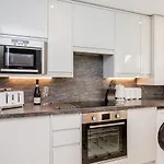 Modern Mews House With Free Parking Space, And Patio By Huluki Sussex Stays