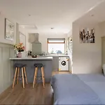 Seaview 1 Bed Open Condo - Free Parking