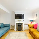 Beautiful Central 3-Bed W/Roof Terrace & Parking