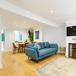 Beautiful Central 3-Bed W/Roof Terrace & Parking