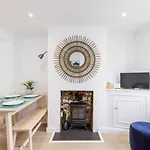 Central Quiet Cottage. Walk To Shops, Bars & Beach