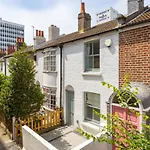 Central Quiet Cottage. Walk To Shops, Bars & Beach