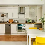 -Newly Refurbished- Stylish Apartment 5 Minutes From Station W Garden