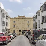 Cosy And Quirky 1 Bedroom Flat With Small Court Yard Next To Brighton Seafront