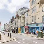 Central Seafront Three Bedroom House With Court Yard Sleep 8 Guests