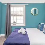 Central Seafront Three Bedroom House With Court Yard Sleep 8 Guests