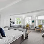 Escape To The Sea Large Property- Beach 150 Meters- Sleeps 5 - Fast Wifi