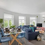 Escape To The Sea Large Property- Beach 150 Meters- Sleeps 5 - Fast Wifi