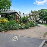 Escape To The Sea Large Property- Beach 150 Meters- Sleeps 5 - Fast Wifi
