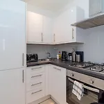 Sunny 2 Bedroom Flat Moments Away From Brighton Beach Sleep 6