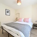Homey Downtown Brighton Two Bedroom Townhouse Near Sea Front, Up To 7 Guests
