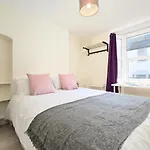 Homey Downtown Brighton Two Bedroom Townhouse Near Sea Front, Up To 7 Guests