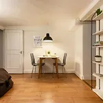 Stylish Underground Flat, Beach 30S, Graffiti Yard