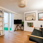 Stylish Underground Flat, Beach 30S, Graffiti Yard