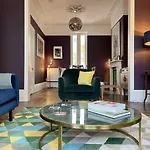 Hummingbird House - 3 Double Bedrooms And Free Parking - By Crown Gardens Holiday Homes