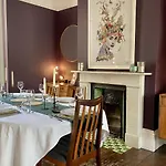 Hummingbird House - 3 Double Bedrooms And Free Parking - By Crown Gardens Holiday Homes