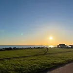 Beautiful, Central, 3 Min Walk From Beach, 2 King Doubles
