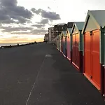 Beautiful, Central, 3 Min Walk From Beach, 2 King Doubles