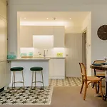 Beautiful, Central, 3 Min Walk From Beach, 2 King Doubles