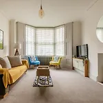 Beautiful, Central, 3 Min Walk From Beach, 2 King Doubles